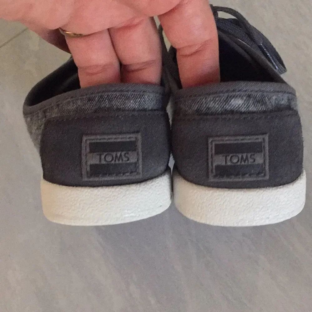 🎉1 hr Sale 🎉Boy toms shoes 💙 - Picture 5 of 6